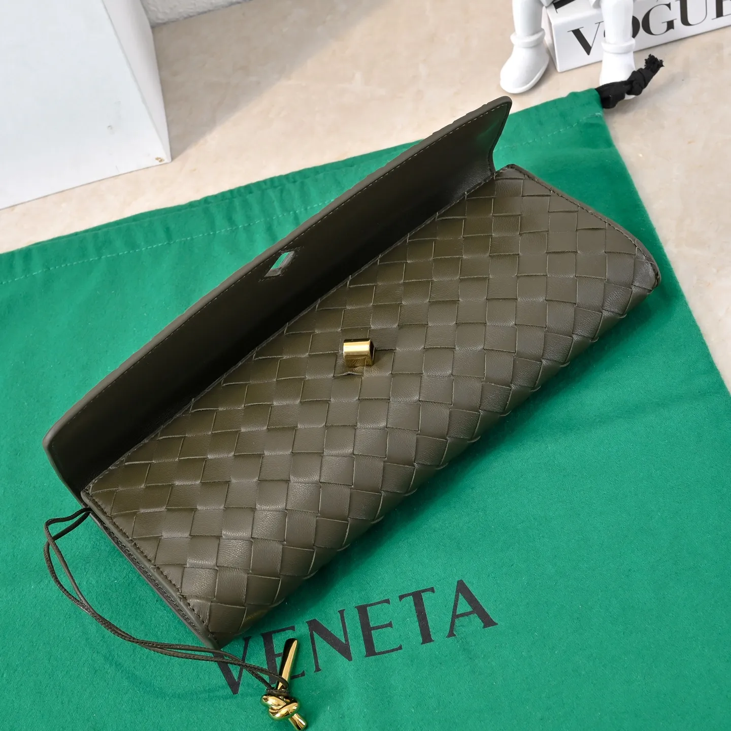 The batch of 1360 BV Andiamo evening handbags has been heavily planted again~ The designer aesthetics in the era of economic downturn are back. I fall in love with it at first sight and can't put it down. It's so beautiful and full of aura. The shape and texture are very competitive. It's light in weight and has sufficient capacity. It's a must-have for fashionistas. It's suitable for many occasions, minimalist, high-end and light luxury. Model No.: 741511 Size: 31*13*3cm